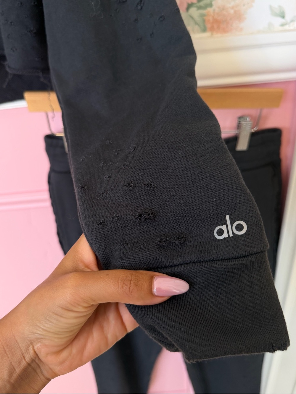 ALO Yoga Black Distressed Cropped Sweatshirt & Joggers Set - Picture 4 of 6